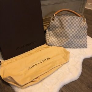 LV Bag authentic i have recipe Dust bag and box